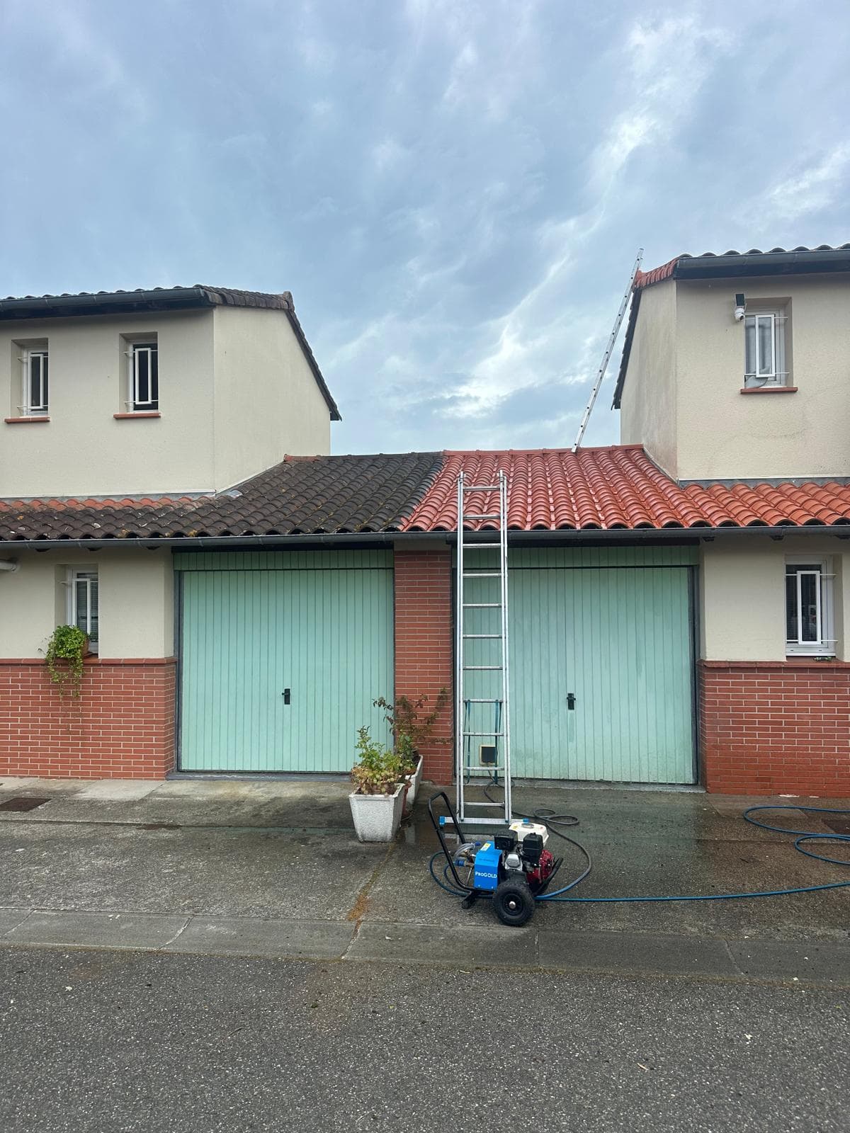 Avant après démoussage toiture Moissac par Bayard Couverture Castelsarrasin